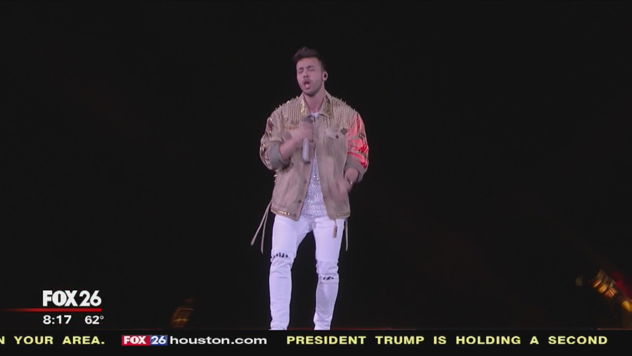 Prince Royce sings tribute to Selena on the anniversary of her final Rodeo performance